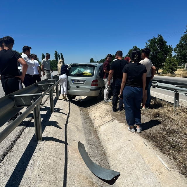 Burdur'da otomobil refüje çıktı: 6 yaralı