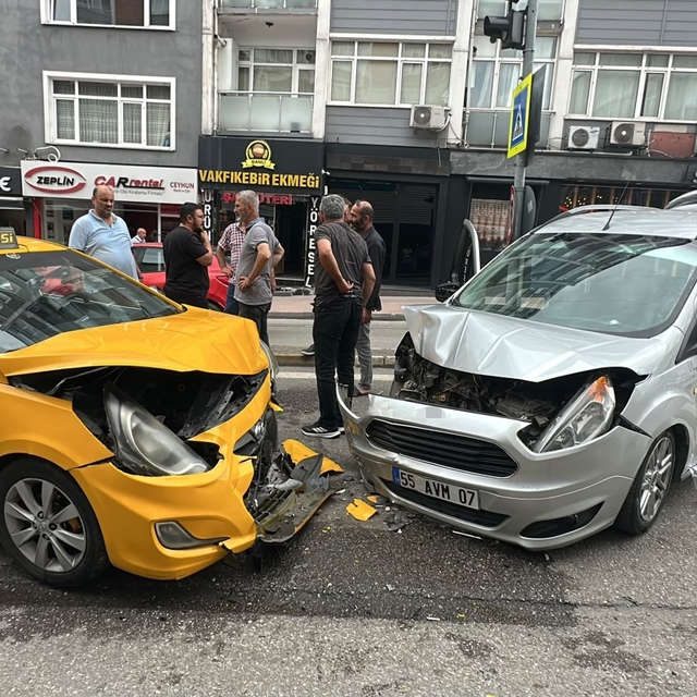 Samsun'da hafif ticari araç ile taksi kafa kafaya çarpıştı: 2 yaralı