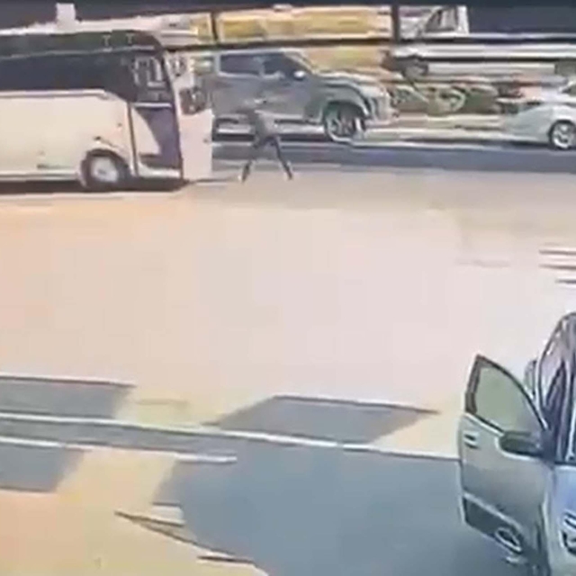 Emniyet şeridinde midibüsün çarptığı servis şoförü öldü