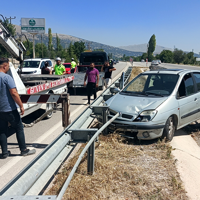 Bariyerlerin arasına giren otomobildeki 6 kişi yaralandı