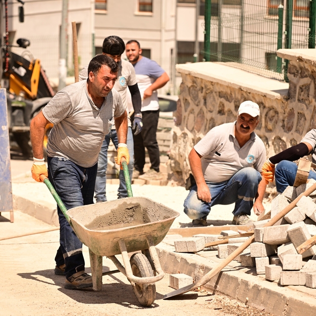 Manisa'nın yeni yerleşim yeri Akgedik'te yollar yenileniyor