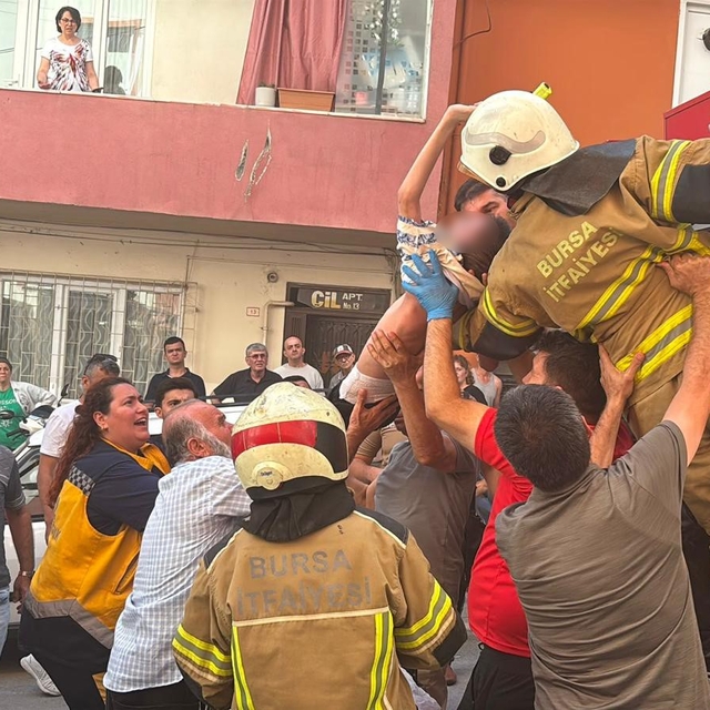 Engelli çocuk itfaiye ekiplerince yangından kurtarıldı