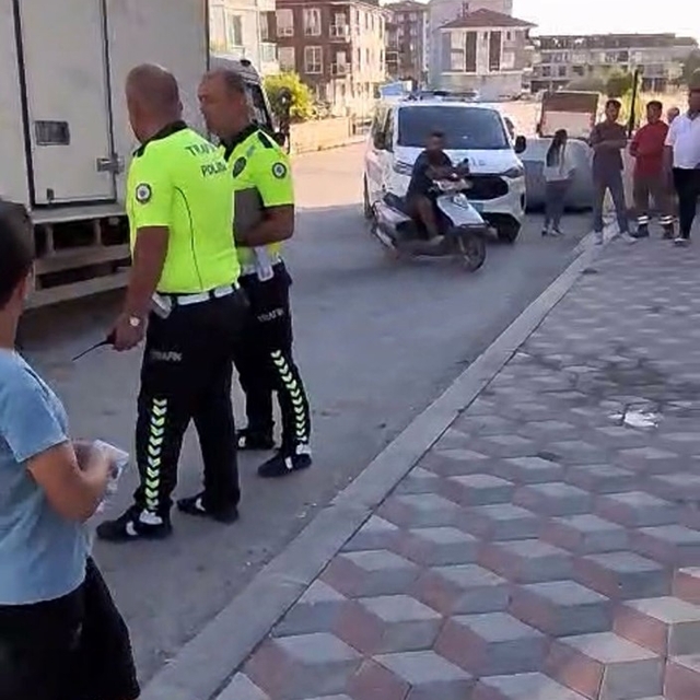 Kamyonetini tamir etmek isterken altında kalıp yaralandı