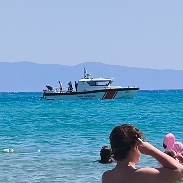 Denizde açığa sürüklenen tatilciyi, Sahil Güvenlik ekipleri kurtardı