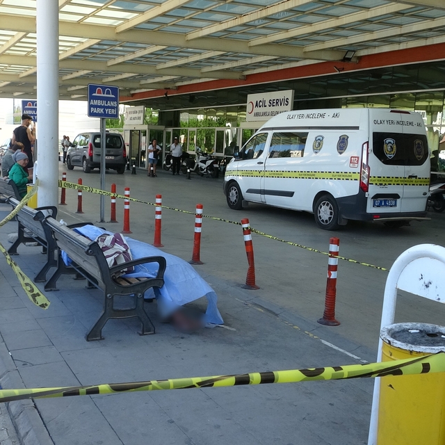 Hastane çevresinde yaşayan evsiz şahsın bankta cansız bedeni bulundu