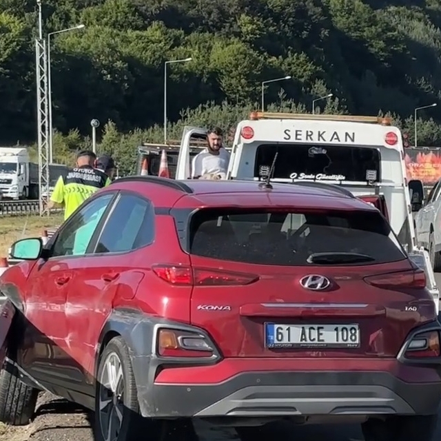 Bolu Dağı Tüneli girişinde otomobil bariyerlere çarptı: 2 yaralı