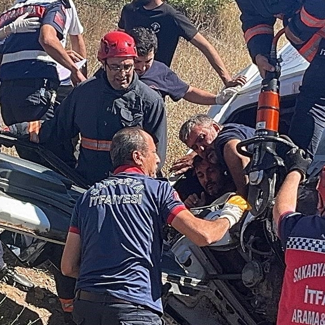 Freni patlayan şeftali yüklü kamyon, otomobilin üzerine devrildi: 6 yaralı