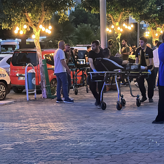 Motosikletli şüpheliler kebapçıya silahla saldırdı: 4 yaralı