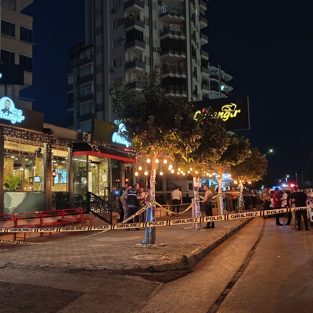 Kebapçıya kurşun yağdırdılar: Yemek yiyen 4 kişi yaralandı