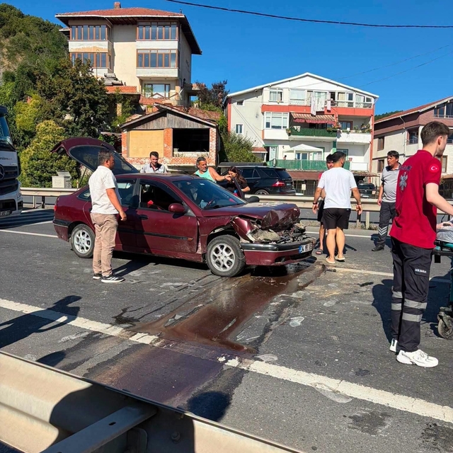 Yayalara yol veren kamyona otomobil çarptı: 2 yaralı
