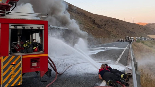 Erzincan'da yolcu otobüsü yandı