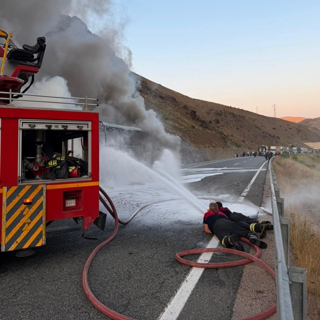Erzincan'da yolcu otobüsü yandı