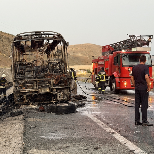 Erzincan-Sivas yolunda yolcu otobüsü alevlere teslim oldu