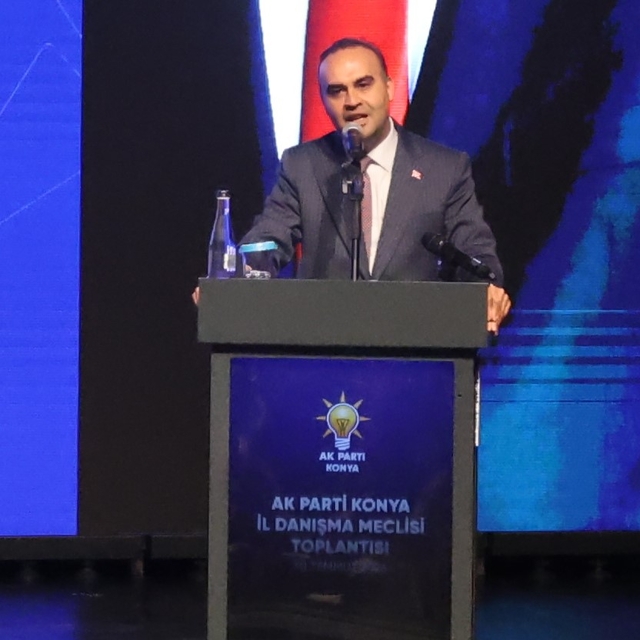 Bakan Kacır: "Ay yıldızlı bayrağımızı kendi uzay aracımızla Ay'a ulaştıraca...