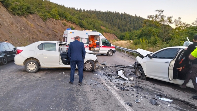 Kastamonu'da iki otomobil kafa kafaya çarpıştı: 4 yaralı