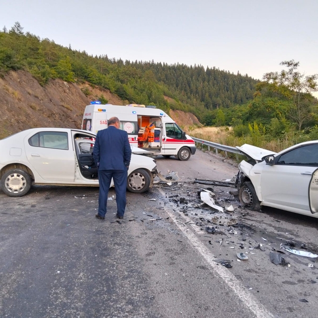 Kastamonu'da iki otomobil kafa kafaya çarpıştı: 4 yaralı