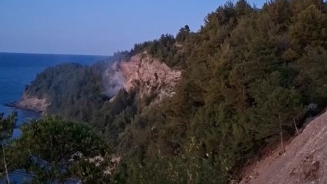 Kastamonu'da ormanlık alana düşen yabancı cismin patlaması sonucu yangın çıktı