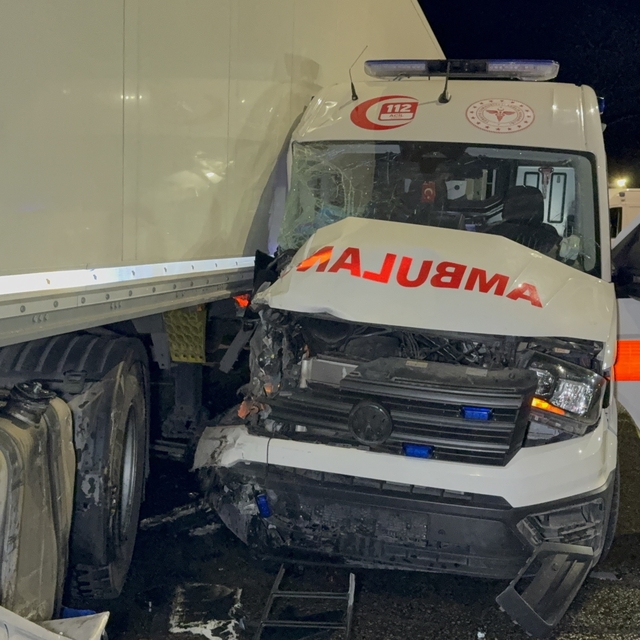 Ambulans ile tır çarpıştı: 6 yaralı