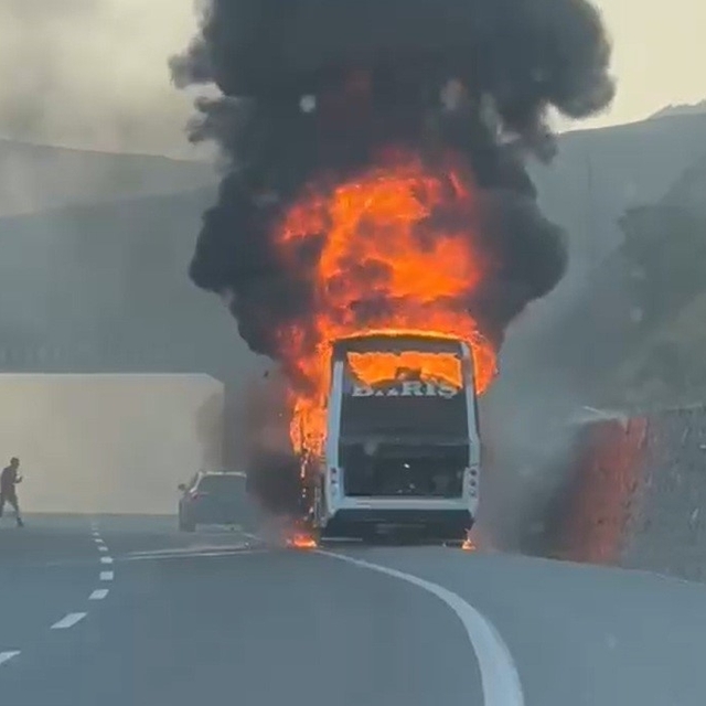 Alev topuna dönen yolcu otobüsü kamerada
Erzincan'da yanan otobüste patlama...