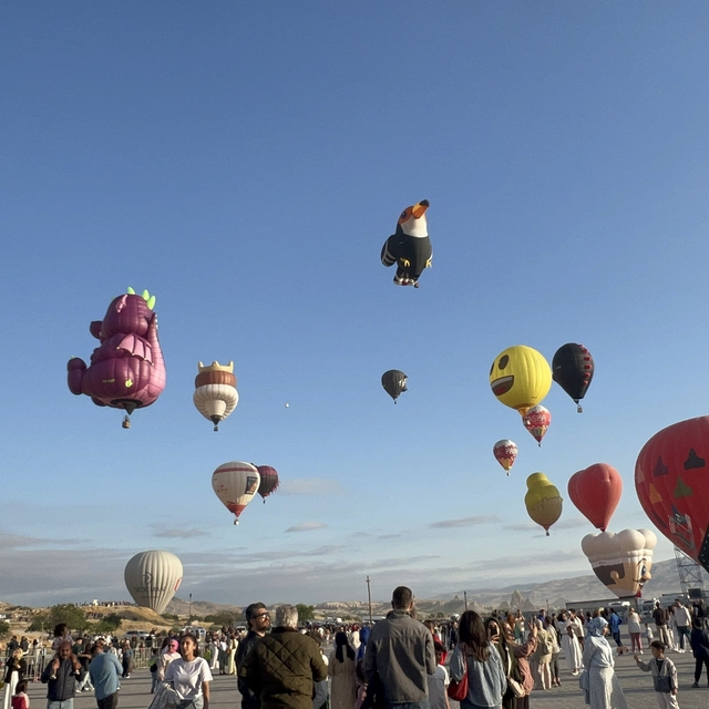 Kapadokya'da görsel şölen
10 ülkeden 35 figürlü balon Kapadokya semalarını...
