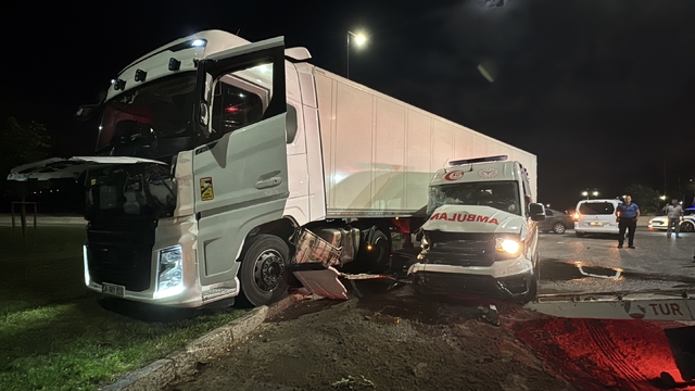 Ambulansla TIR çarpıştı; 3'ü sağlıkçı, 6 yaralı