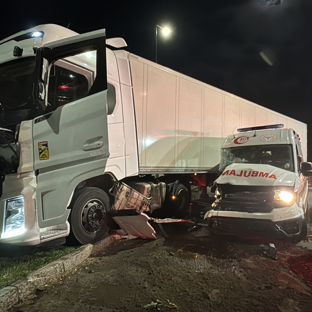 Ambulansla TIR çarpıştı; 3'ü sağlıkçı, 6 yaralı