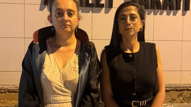 Boşandığı eşini çocuklarının gözü önünde vuran sanığın yargılanmasına başlanıldı
Boşandığı eşini vuran sanık, tetiği kimin çektiğini hatırlamıyormuş
Ayaklarından vurulan Dilan Öztürk:
"Şans eseri hayatta kaldım"
"Hiçbir insan ölüm korkusuyla yaşamak zorunda kalmasın"