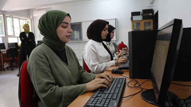 Geleceğin katipleri, klavye kursunda hayallerine hazırlanıyor