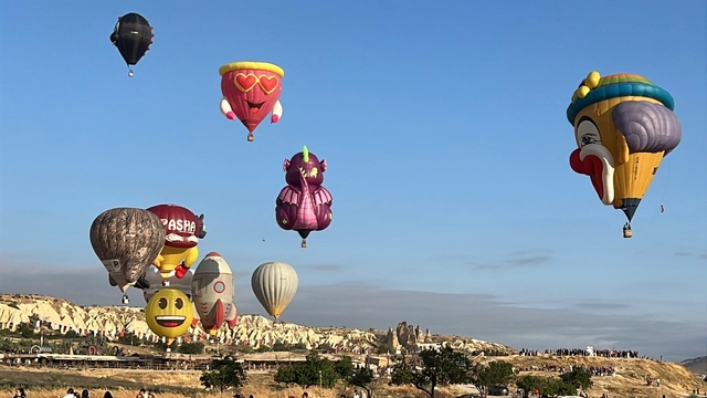 Kapadokya'da figürlü balonlar, gökyüzünü renklendirdi