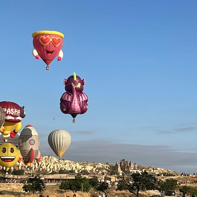 Kapadokya'da figürlü balonlar, gökyüzünü renklendirdi