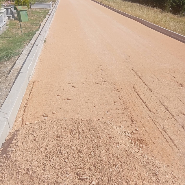 Hamitler Kent Mezarlığı'ndaki ara yollara soğuk asfalt atılıyor