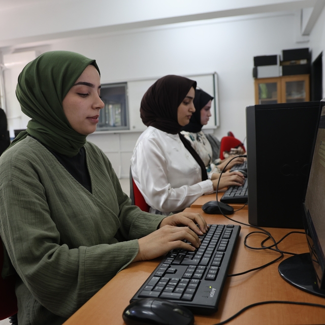 Geleceğin katipleri, klavye kursunda hayallerine hazırlanıyor