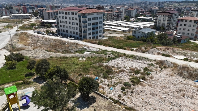 Defne Belediyesi'nin kaçak dökümlere 'Dur' diyememesi, sokakta moloz dağları oluşmasına neden oldu
Defne Belediyesi bina sakinlerinden 300 bin TL aldı ama 1 buçuk  yıldır molozları kaldırılmadı