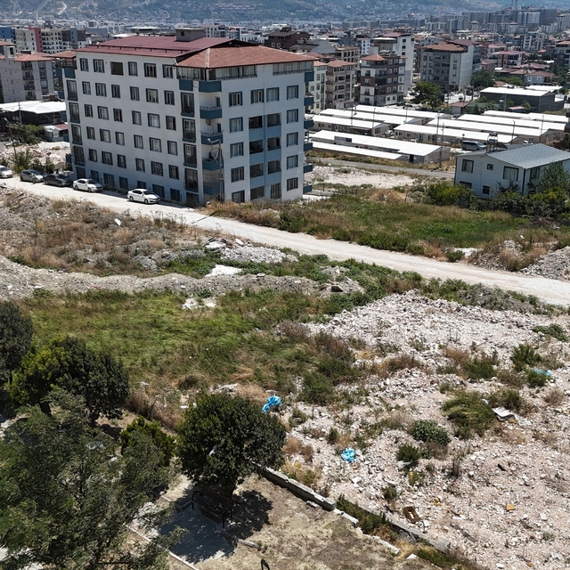 Defne Belediyesi'nin kaçak dökümlere 'Dur' diyememesi, sokakta moloz dağlar...