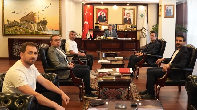 Şırnak Belediyesi futbol takımı için düğmeye bastı
Başkan Mehmet Yarka: "Hedefimiz Şırnak'ı üst liglere taşıyacak güçlü bir futbol altyapısı kurmak"