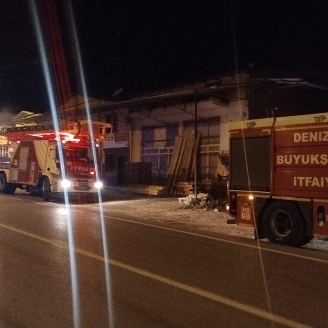 Marangozhanede çıkan yangın paniğe neden oldu