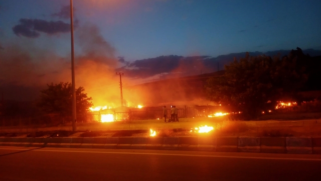 Van'da çıkan yangın paniğe neden oldu