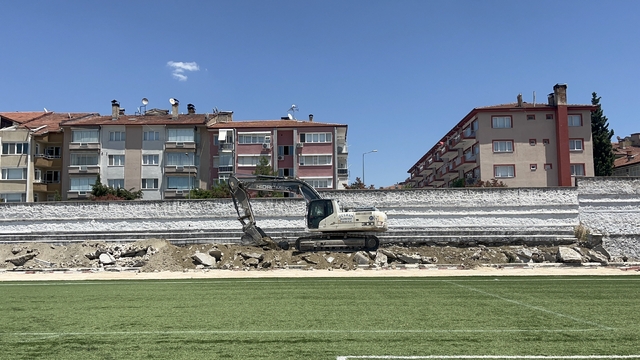 71 yıllık Gazi Atatürk Stadyumu'nda yıkım başladı, hatıralar hafızalarda kaldı