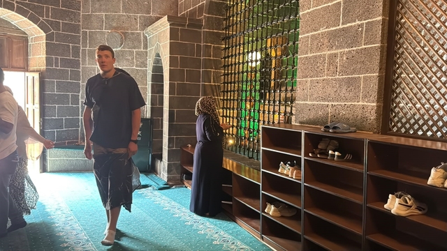 Diyarbakır'da Fransız turistten cami adabı hassasiyeti: Erkek turist bacaklarını tülbentle kapattı
Fransız turistten cami ziyaretinde saygı örneği