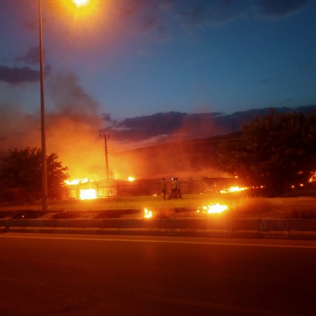 Van'da çıkan yangın paniğe neden oldu