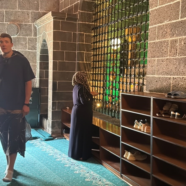 Diyarbakır'da Fransız turistten cami adabı hassasiyeti: Erkek turist bacakl...