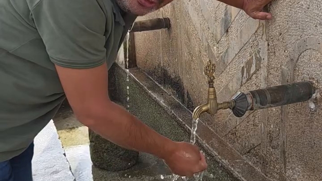 Bolu'da duyarlı vatandaş, hayvanların su içtiği yosunlu çeşmeyi temizledi