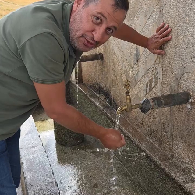 Bolu'da duyarlı vatandaş, hayvanların su içtiği yosunlu çeşmeyi temizledi