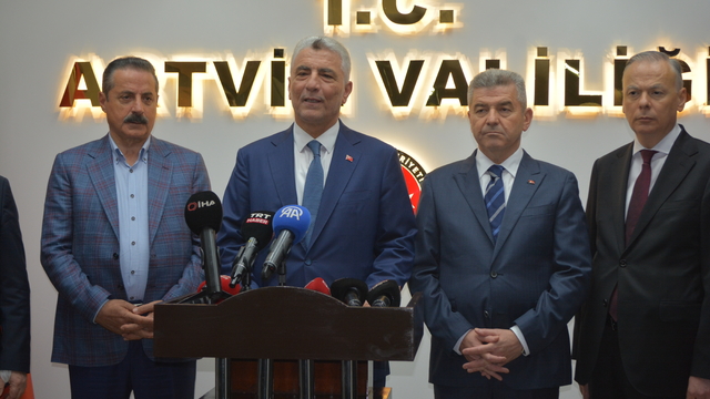 Bakan Bolat: Sarp Gümrük Kapısı'ndan geçişler her geçen gün artmakta