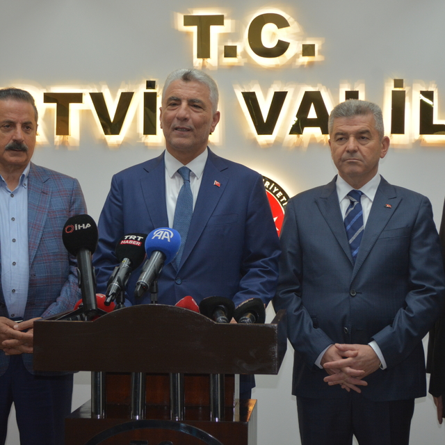 Bakan Bolat: Sarp Gümrük Kapısı'ndan geçişler her geçen gün artmakta
