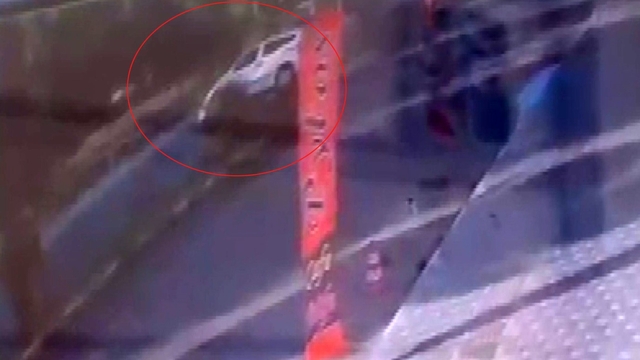 Şanlıurfa'da hafif ticari aracın ağaca çarptığı kaza anı kameraya yansıdı