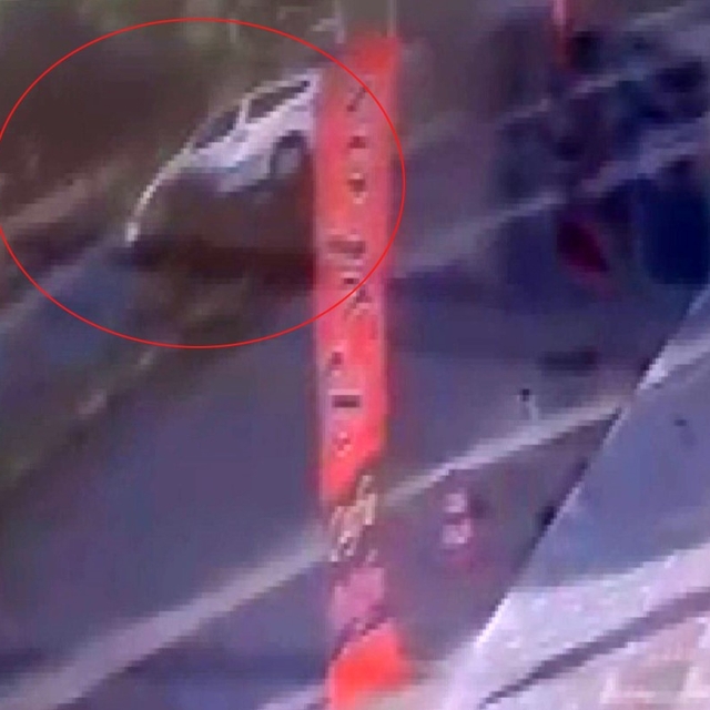 Şanlıurfa'da hafif ticari aracın ağaca çarptığı kaza anı kameraya yansıdı