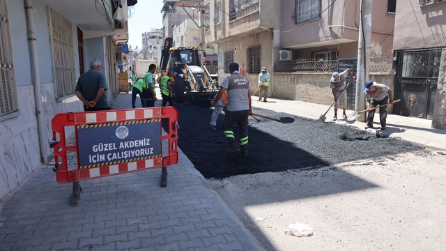 Akdeniz'de yol ve kaldırım çalışmaları aralıksız sürüyor