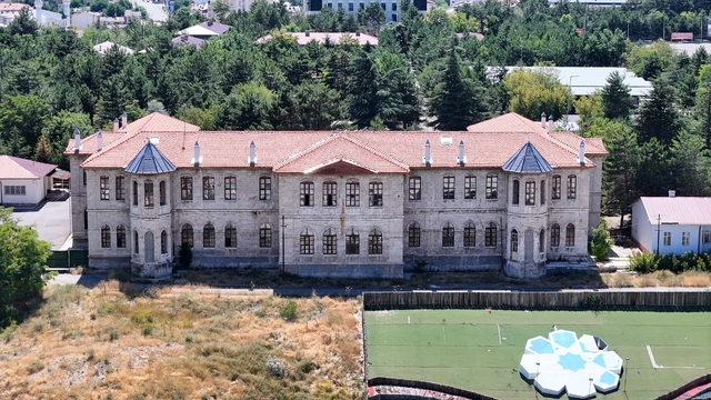 Sivas'ta 1 buçuk asırdır kesintisiz eğitim veren metkep günümüzde de eğitime ışık tutuyor
Osmanlı'dan günümüze kesintisiz eğitim veren 11 okuldan biri olan Sivas Selçuk Anadolu Lisesi, günümüz eğitimine de ışık tutuyor