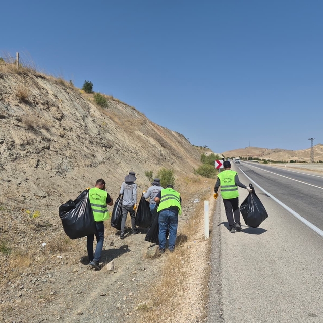 Elazığ'da 4 ton çöp toplandı